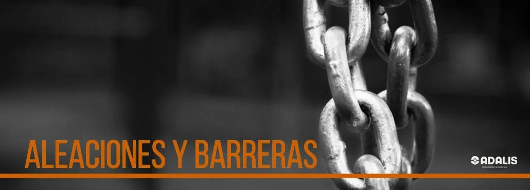 Primer plano de eslabones de cadena metálica con el texto 'Aleaciones y Barreras