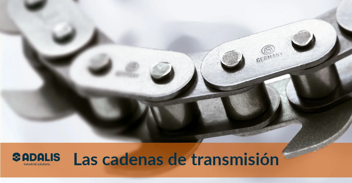 Detalle de cadena metálica de transmisión industrial en primer plano