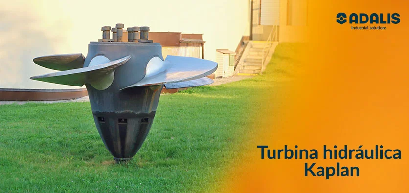 Turbina hidráulica Kaplan expuesta en exterior sobre césped