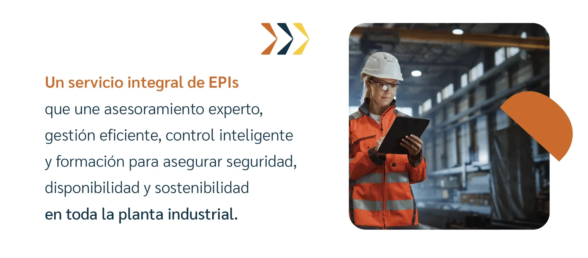 Mujer ingeniera usando tablet con casco y gafas en planta industrial