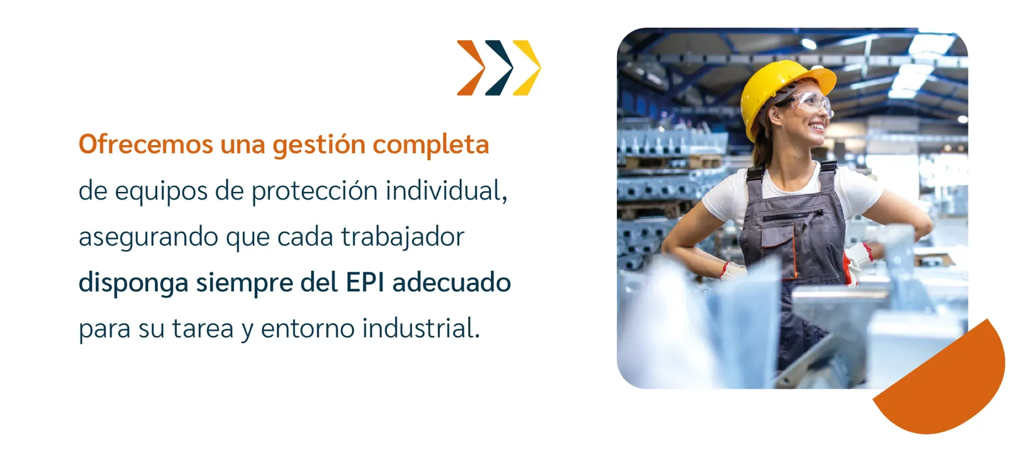 Trabajador con arnés subiendo a estructura metálica, logo de Adalis visible