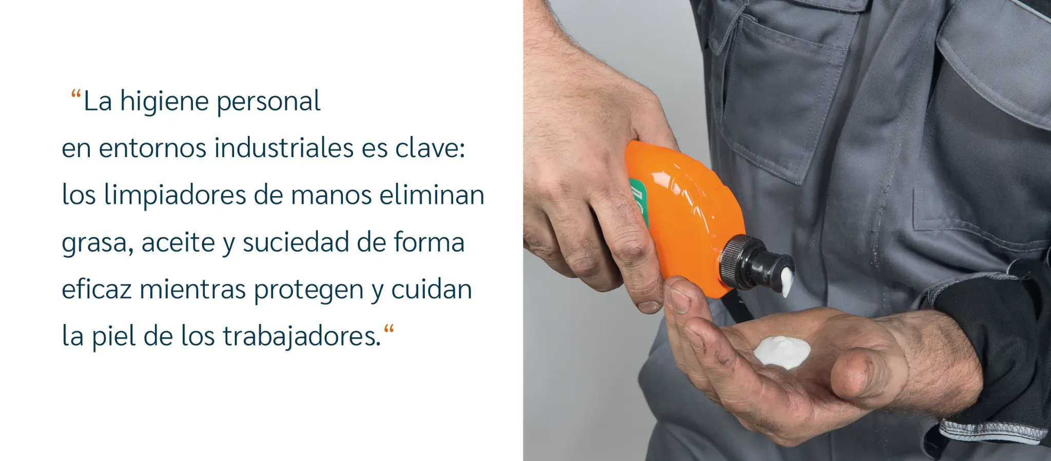 Trabajador aplicando limpiador de manos en entorno industrial.