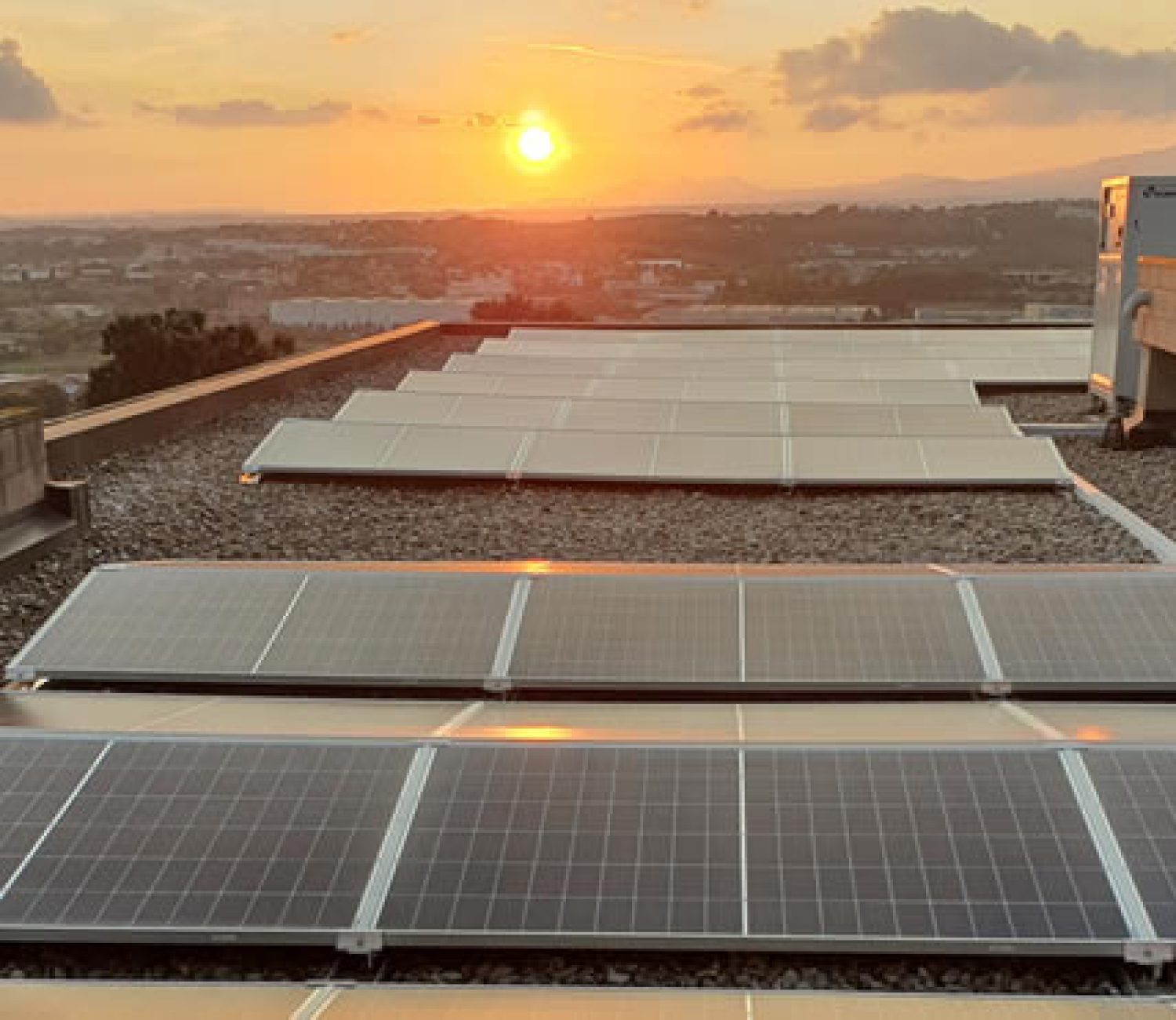 Foto-parc-fotovoltaic-posta-de-sol-2-845x371-1