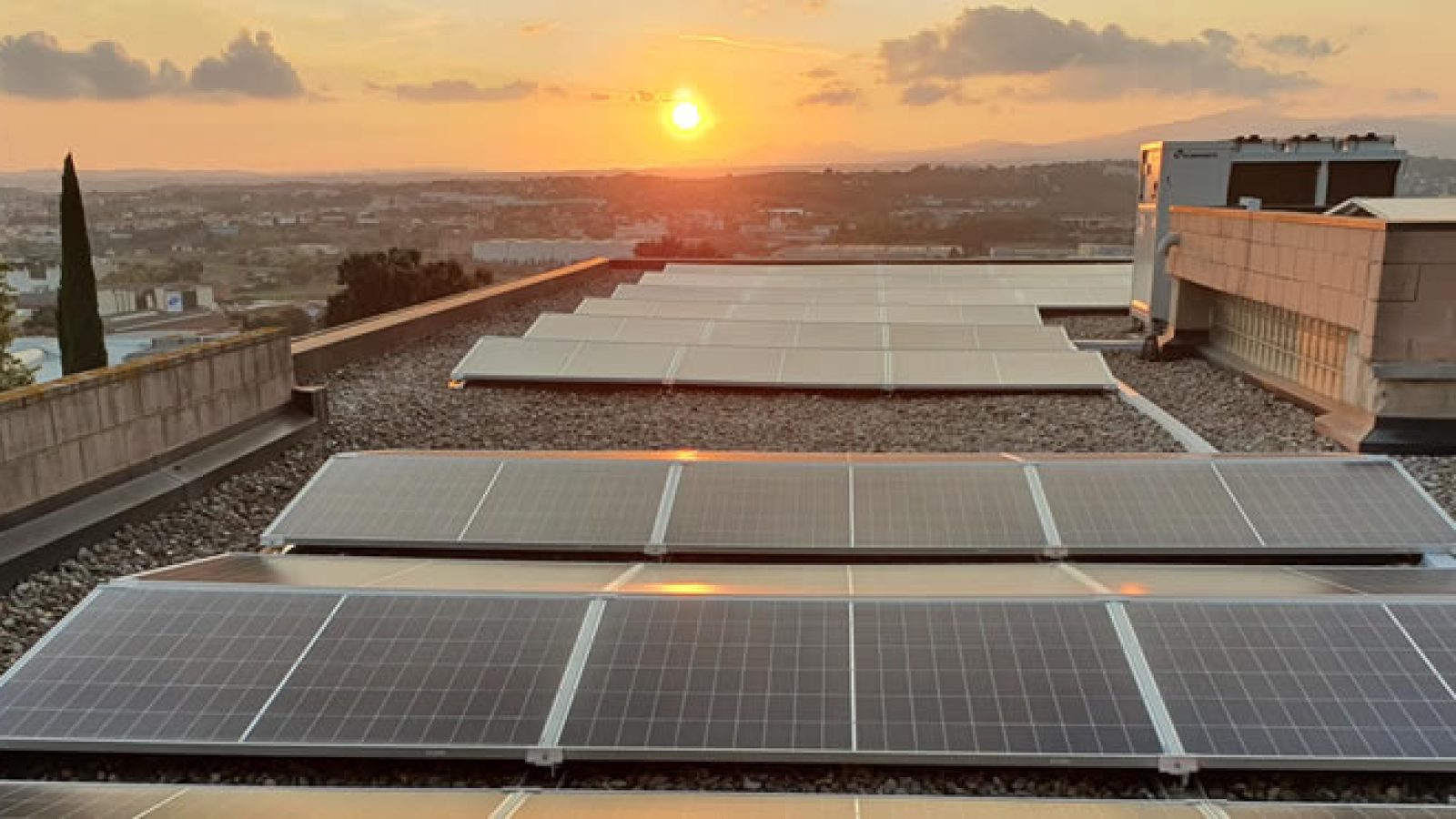 Foto-parc-fotovoltaic-posta-de-sol-2-845x371-1