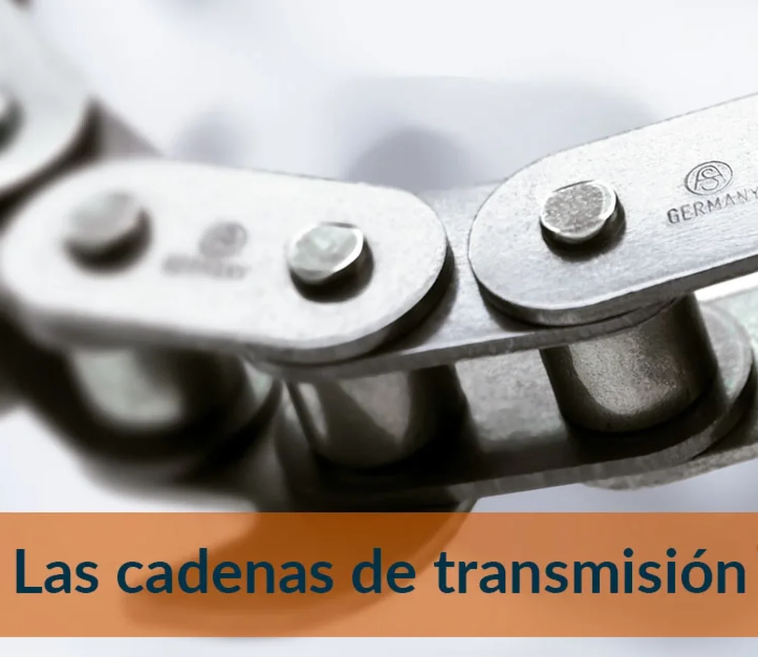 Detalle de cadena metálica de transmisión industrial en primer plano