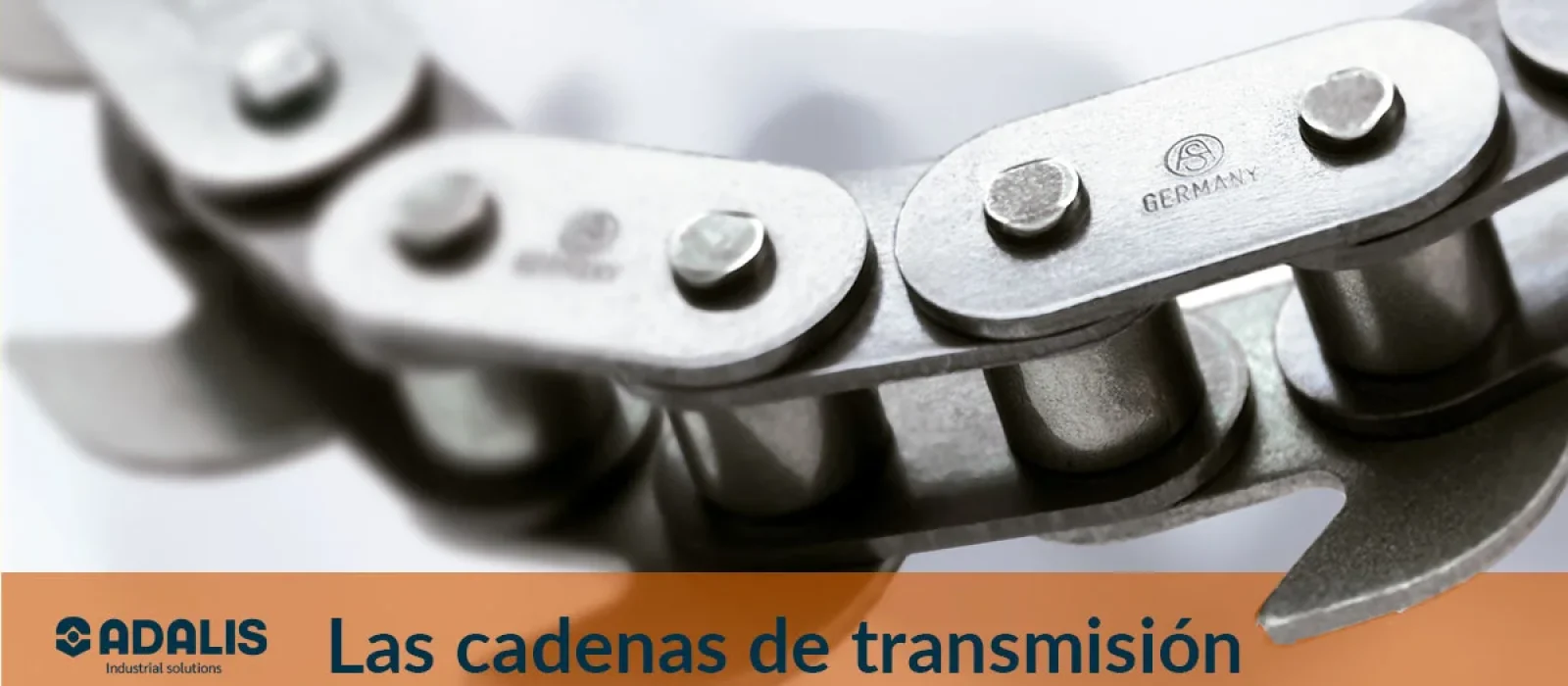 Detalle de cadena metálica de transmisión industrial en primer plano