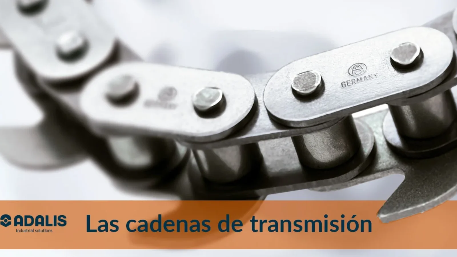 Detalle de cadena metálica de transmisión industrial en primer plano
