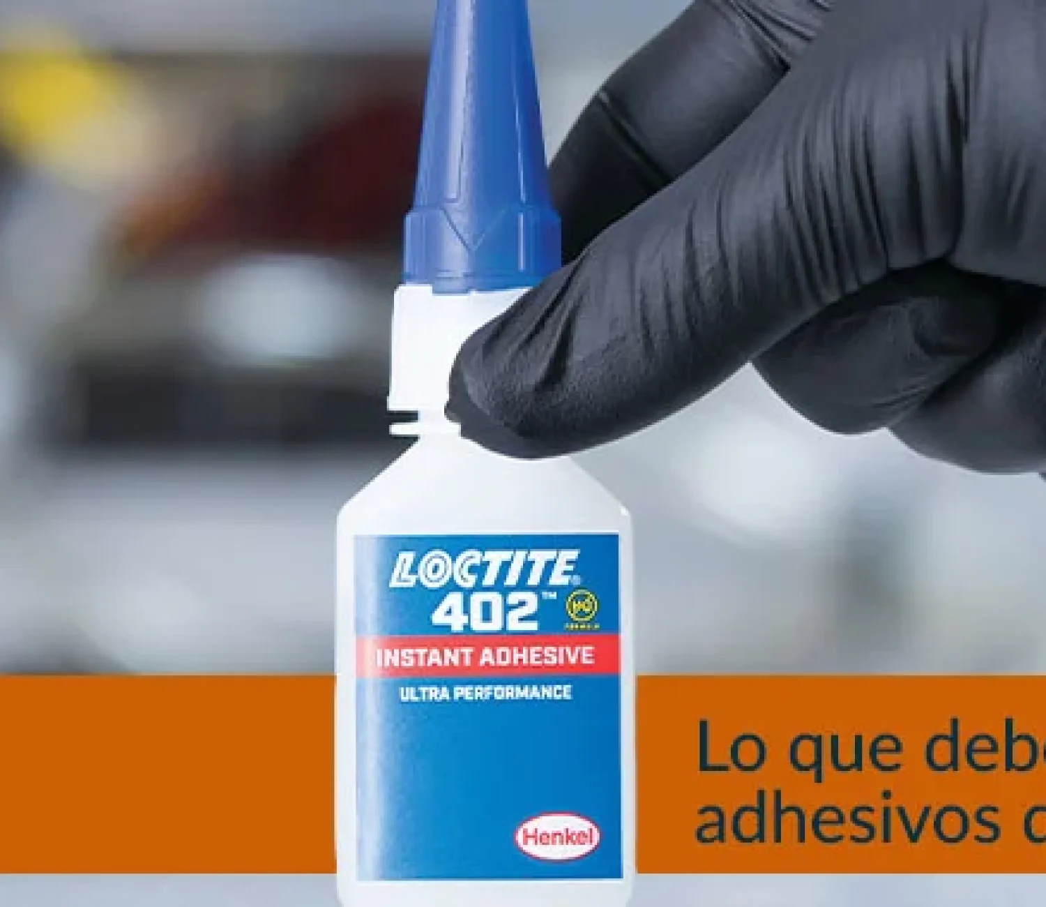 Adhesivo Loctite 402 sostenido con guante en entorno industrial