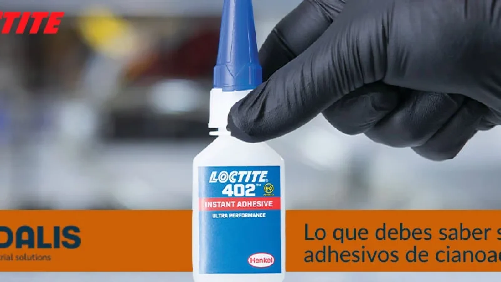 Adhesivo Loctite 402 sostenido con guante en entorno industrial